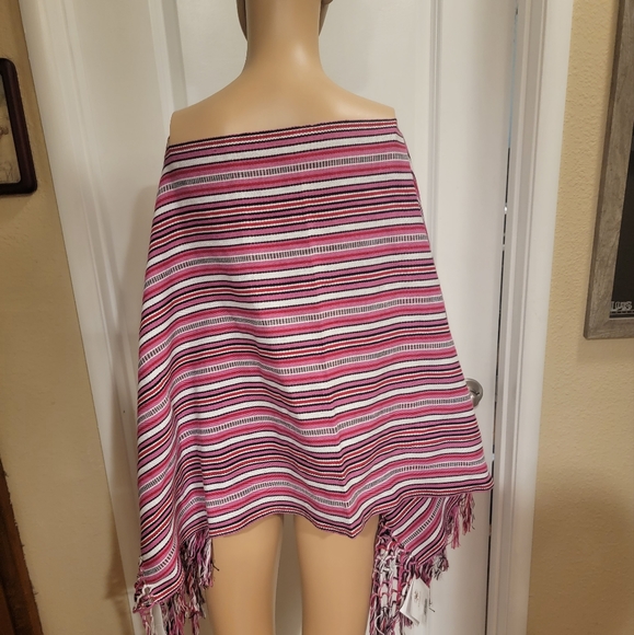 Kamhilos Textiles Poncho Crafted on a Loom w/Tassels! - Picture 2 of 8